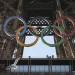 La Torre Eiffel exhibe los 5 aros olímpicos