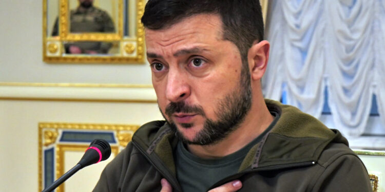 Zelenski reitera que Ucrania necesita más armas ya para ahorrar esfuerzo en reconstrucción