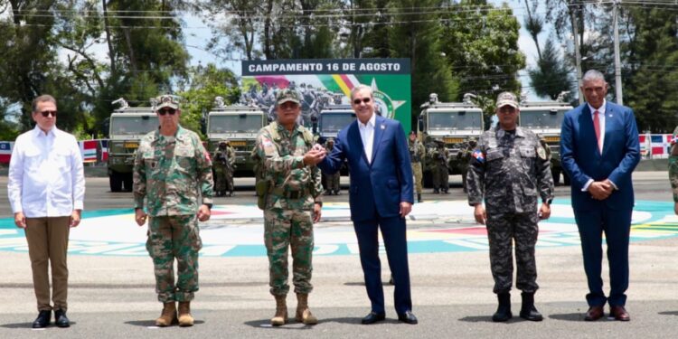 Presidente Abinader entrega 44 nuevos vehículos al Ejército