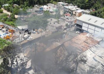 Reportan una persona afectada por incendio en fábrica; 911 coordina asistencia