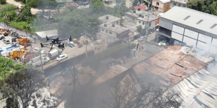 Reportan una persona afectada por incendio en fábrica; 911 coordina asistencia