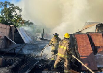 Se registra incendio en almacén de constructora; 911 coordina asistencia