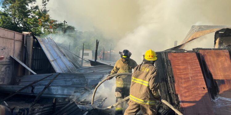 Se registra incendio en almacén de constructora; 911 coordina asistencia