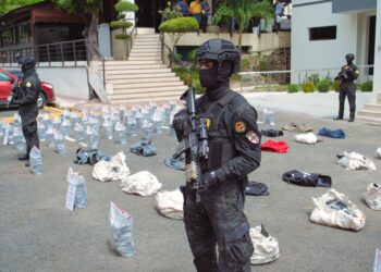 Confiscan cargamento de 918 paquetes presumiblemente cocaína