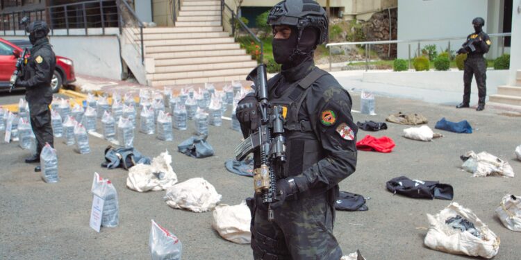 Confiscan cargamento de 918 paquetes presumiblemente cocaína