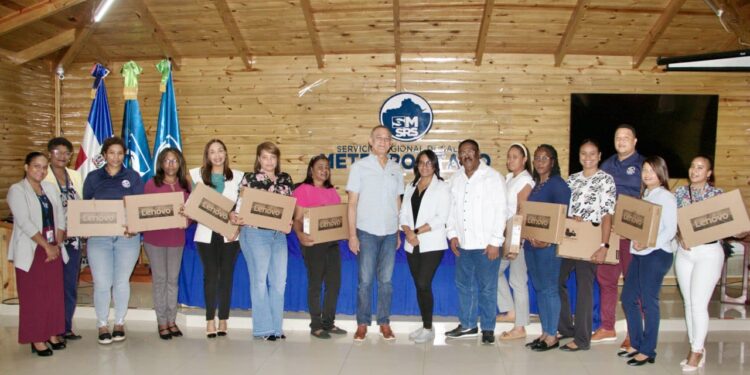 Atención Primaria del SNS y el SRSM entregan laptops para fortalecer servicios a usuarios