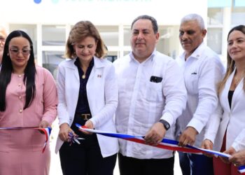 Vicepresidenta deja en funcionamiento dos obras de salud en Laguna Salada