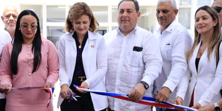 Vicepresidenta deja en funcionamiento dos obras de salud en Laguna Salada