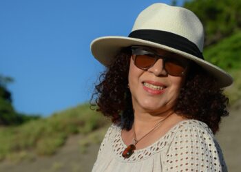 Amarilis Cueto presenta hoy su primer poemario: Caleidoscopio en sepia