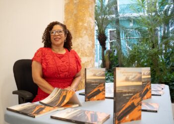 Amarilis Cueto presenta con gran éxito su primer poemario: Caleidoscopio en sepia