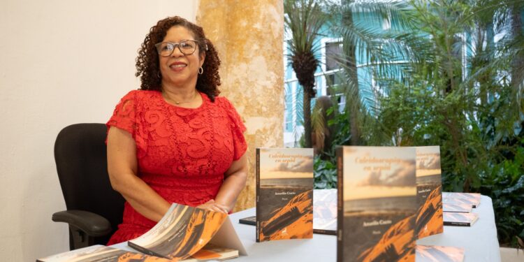 Amarilis Cueto presenta con gran éxito su primer poemario: Caleidoscopio en sepia