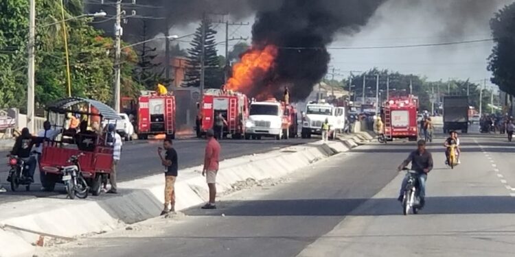 Sistema 911 coordina 28 unidades de emergencia en explosión de camión de gas