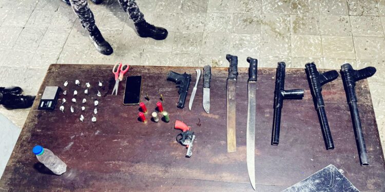 Policía ocupa narcóticos y armas en operativos; apresan cuatro hombres