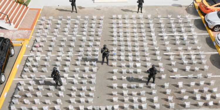 Ocupan 1,585 paquetes de presumiblemente cocaína