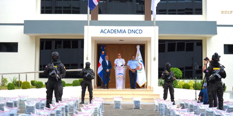 Atrapan lancha con cuatro hombres a bordo y más de una tonelada de presumiblemente cocaína