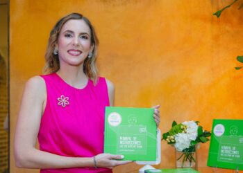 Psicóloga escolar Leslie Amell Bogaert presenta libro Manual de instrucciones que los hijos no traen