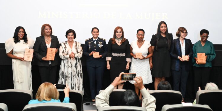 Ministerio de la Mujer rinde homenaje a las vidas de mujeres galardonadas con la Medalla al Mérito 2022