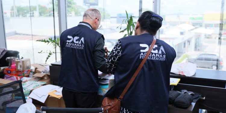 Aduanas y DGII fiscalizan a importadoras chinas