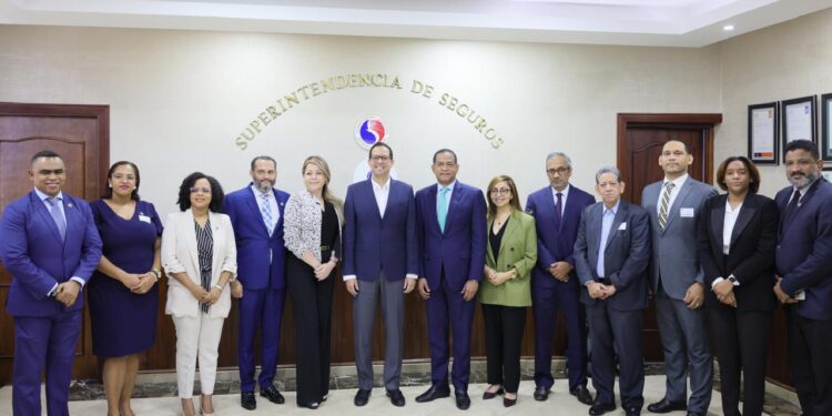 MAP y Superintendencia de Seguros trabajan para simplificar trámites y modernizar sector seguro