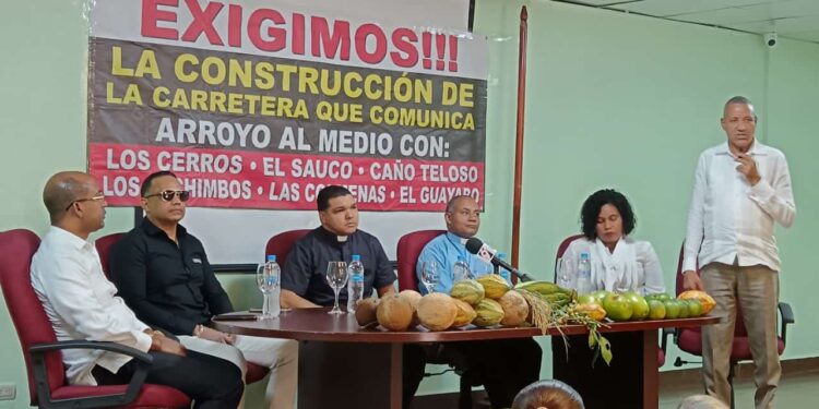 Merengueros, sacerdotes y organizaciones sociales reclaman incluir construcción de carretera de Nagua en presupuesto 2025