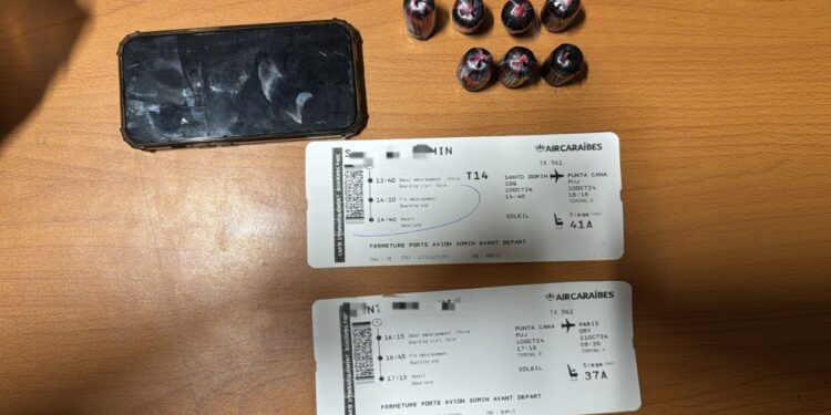 Arrestan extranjero con 17 bolsitas de cocaína en estómago y ropa interior