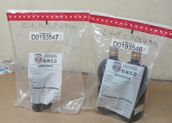 Ocupan tres botellas que simulaban ser de ron llenas de cocaína líquida