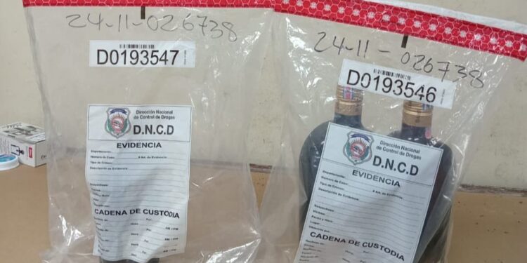 Ocupan tres botellas que simulaban ser de ron llenas de cocaína líquida