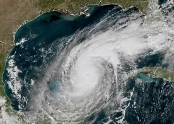 Milton se convierte en huracán “enormemente peligroso” en su rumbo hacia Florida