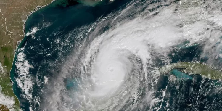 Milton se convierte en huracán “enormemente peligroso” en su rumbo hacia Florida