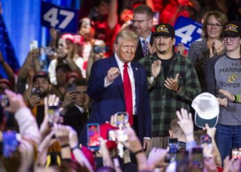 Trump gana terreno a Harris y las elecciones se perfilan como las más ajustadas del siglo