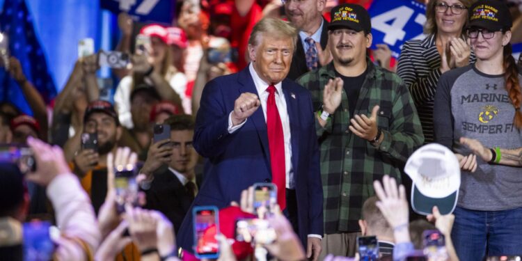 Trump gana terreno a Harris y las elecciones se perfilan como las más ajustadas del siglo