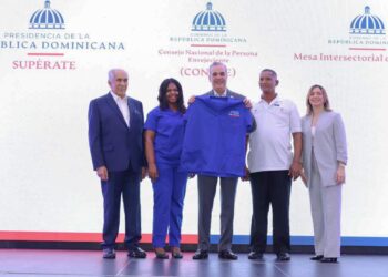 Abinader designa oficialmente a 90 personas cuidadoras en Conape