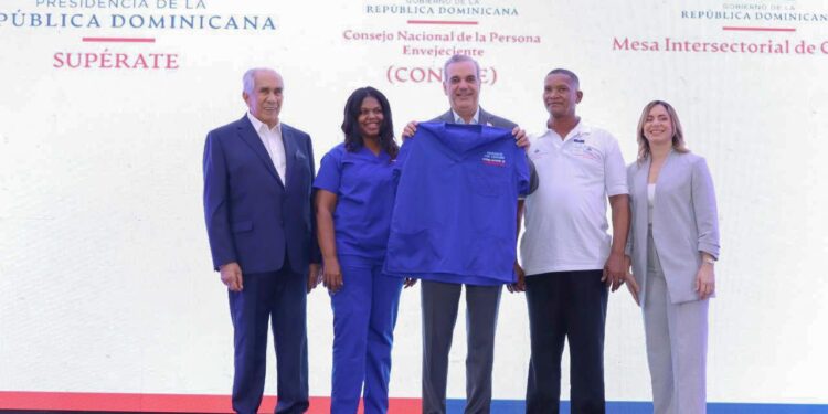 Abinader designa oficialmente a 90 personas cuidadoras en Conape
