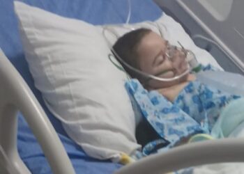 Nicolas, un niño trillizo y con condición especial que necesita ayuda