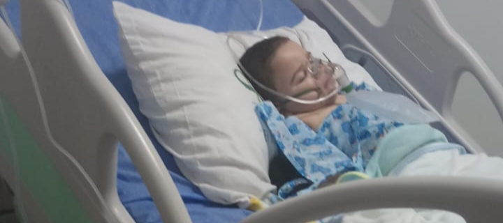 Nicolas, un niño trillizo y con condición especial que necesita ayuda