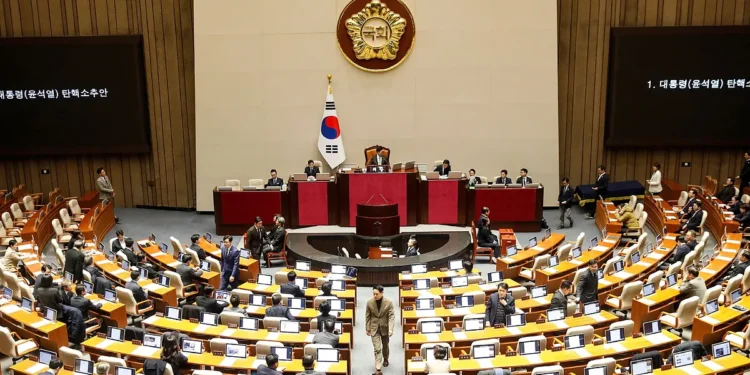 El Parlamento de Corea del Sur destituye al presidente por haber declarado la ley marcial