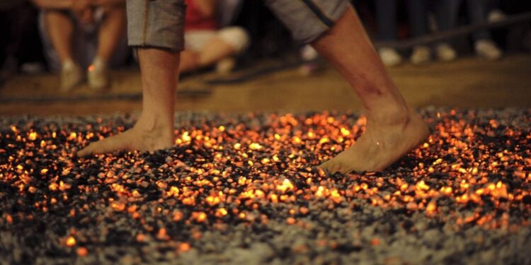 El niño que caminaba sobre el fuego