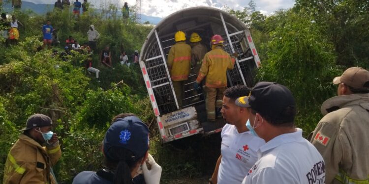Migración investiga accidente de un vehículo de la institución en el que hubo un fallecido y varios heridos