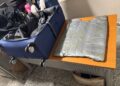 Ocupan cinco paquetes de presunta cocaína; arrestan a tres extranjeros