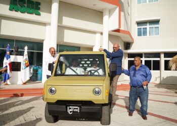 Alcalde Dío Astacio recibe donación de un vehículo eléctrico