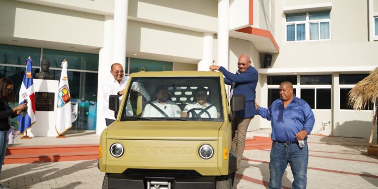 Alcalde Dío Astacio recibe donación de un vehículo eléctrico