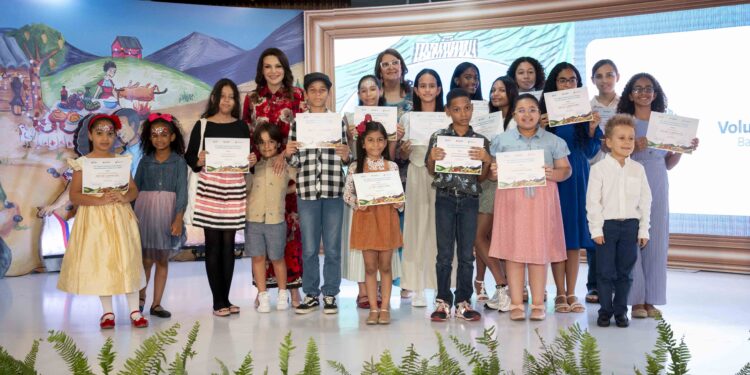 Voluntariado Banreservas premia a los ganadores del concurso Pintura Infantil Navideño Nidia Serra 2024