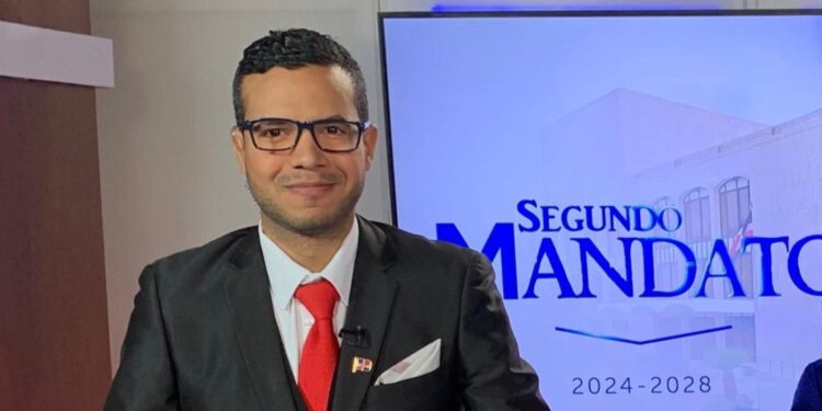 Comunicador venezolano Javier Lunar se destaca en AN7
