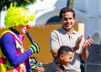 Omar Fernández lleva felicidad y juguetes a niños en Día de Reyes