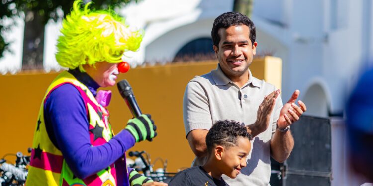 Omar Fernández lleva felicidad y juguetes a niños en Día de Reyes