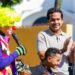 Omar Fernández lleva felicidad y juguetes a niños en Día de Reyes