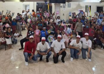 Comunicador Junior Caba dona juguetes a niños de escasos recursos en Sabana Perdida