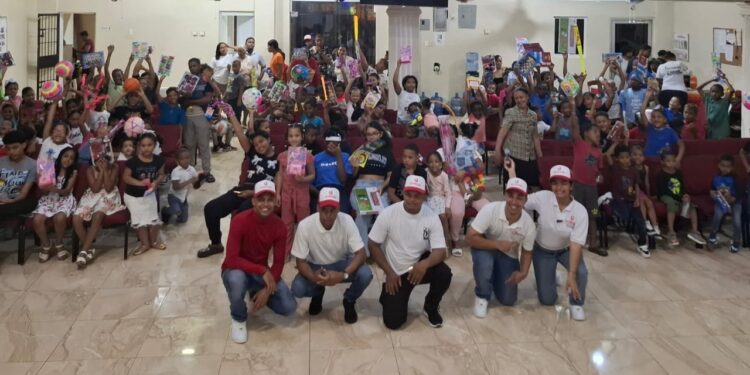 Comunicador Junior Caba dona juguetes a niños de escasos recursos en Sabana Perdida