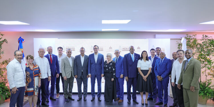 Reconocen más de 40 servidores públicos por su trayectoria y desempeño