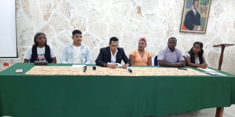 Jóvenes de organizaciones sociales reprueban políticas juveniles